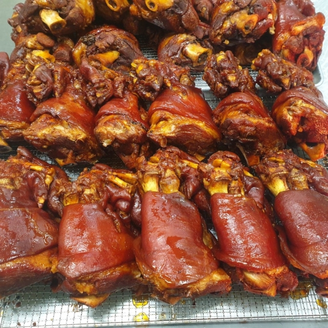 푸짐한 앞다리 대왕 왕족발!! 