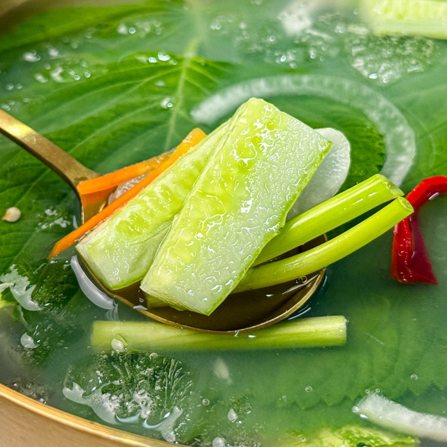[주미겸 셰프 여름별미] 1kg 4,900원!! 향긋아삭! 깻잎오이 백김치